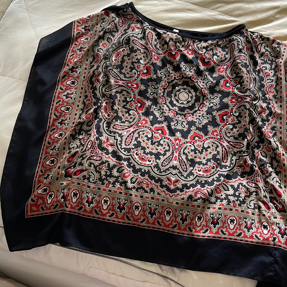 Beautiful silk and flowy ladles top!